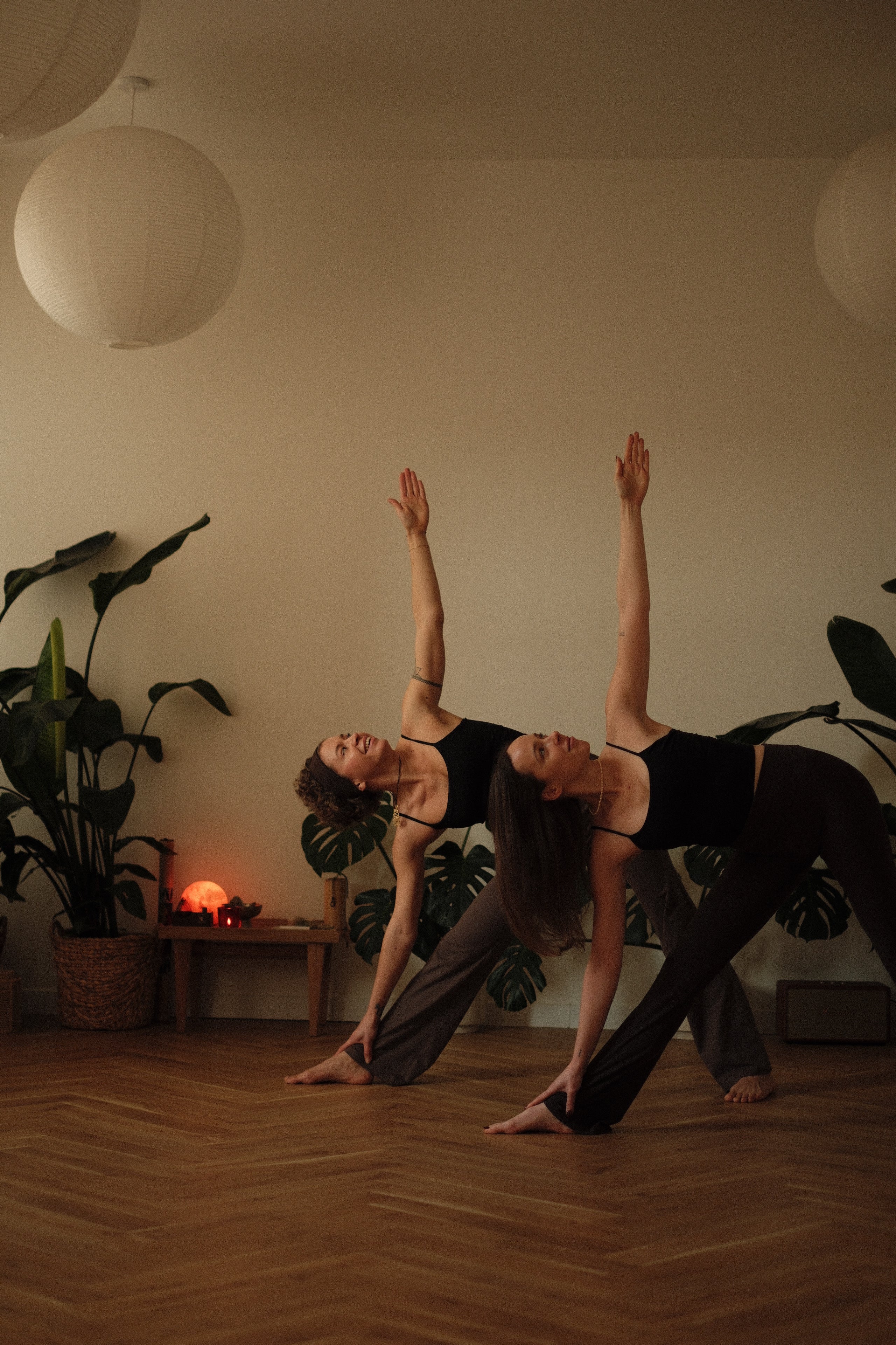 Marysia i Klaudia podczas praktyki jogi w Slowment Studio w Szczecinie