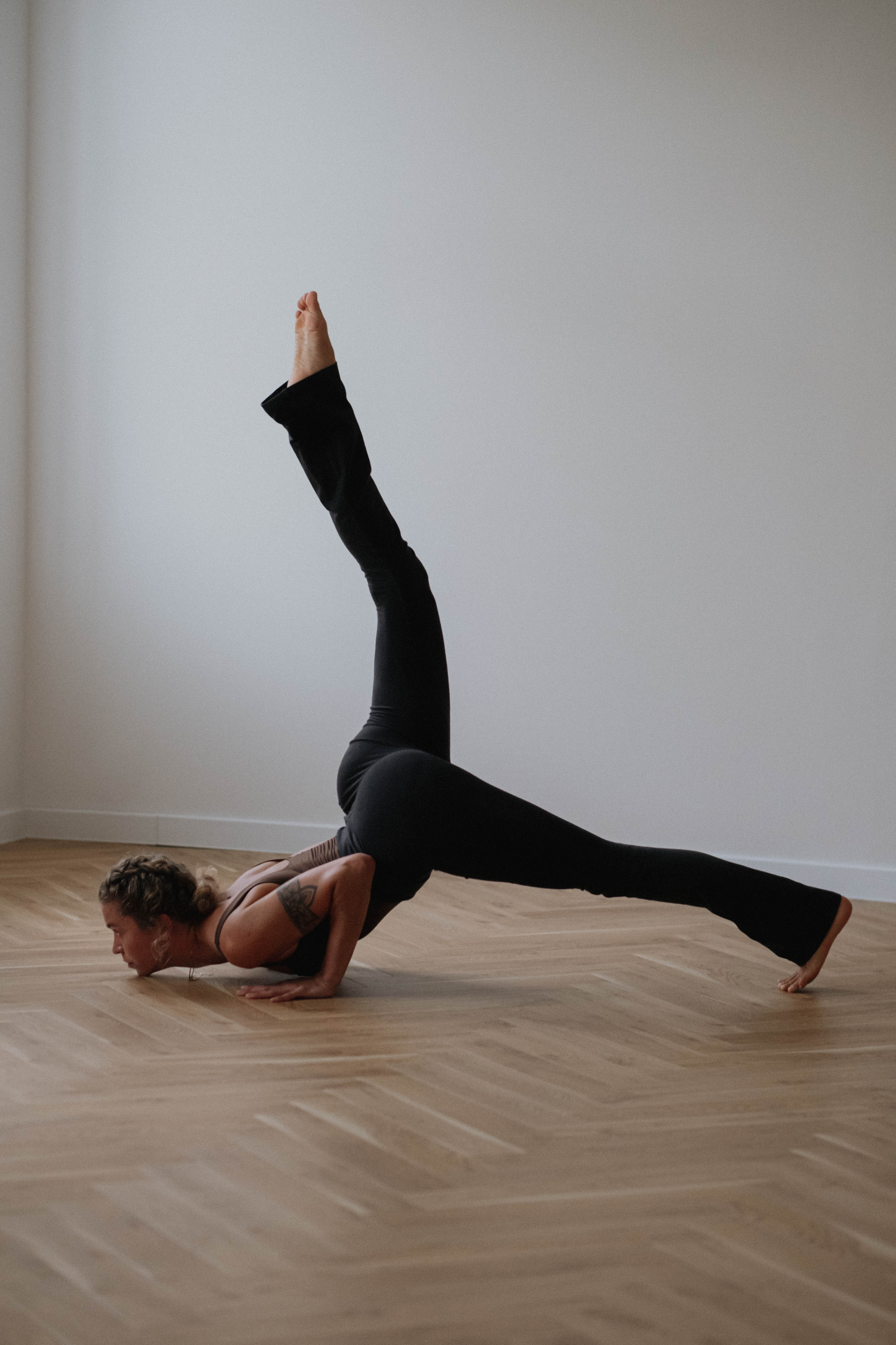 Dynamiczna praktyka vinyasa flow w Slowment Studio Szczecin